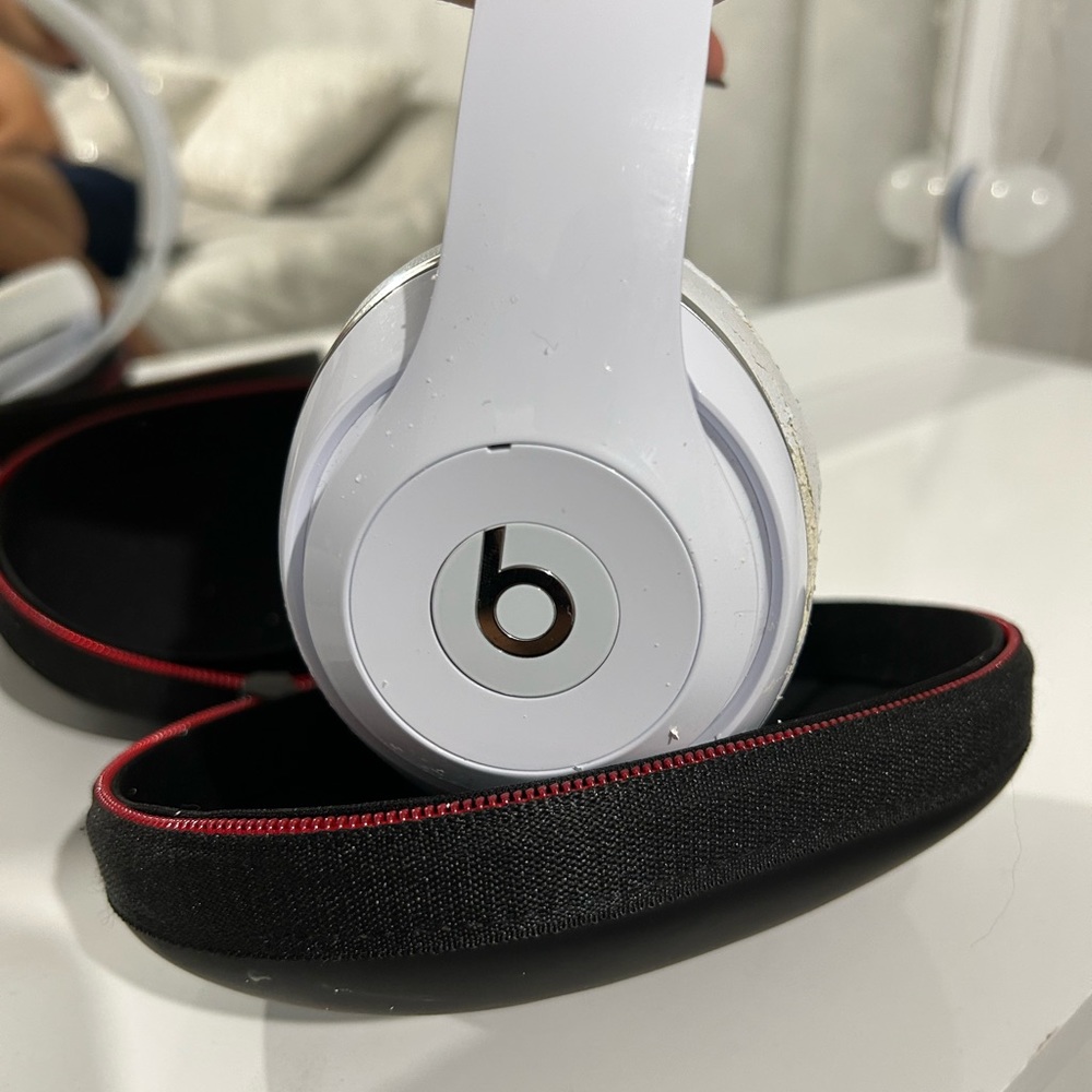 Beats - Picture 2 of 4